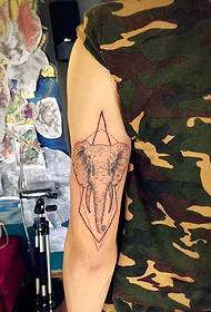 muška ruka izvan uzorka tetovaže malog slona
