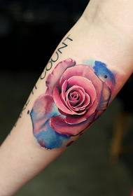 skaista akvareļa rožu tetovējuma bilde uz rokas