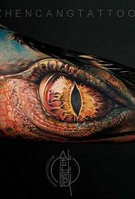 motif de tatouage peint de bras réaliste oeil de crocodile 3D