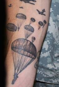 zrakoplov i paravojni uzorak za tetoviranje ruku