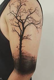 Tetovējums ar lielu roku koku
