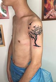 машка рака мала тетоважа шема на дрво