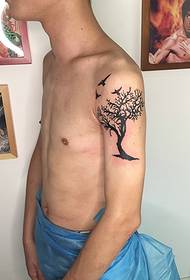 menns arm et lite tatoveringsmønster