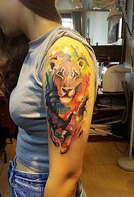modello del tatuaggio della testa del leone dell'acquerello del braccio degli uomini