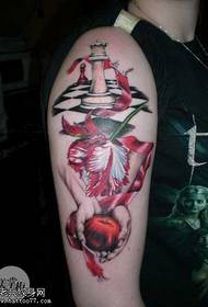wzór tatuażu jabłko ramię