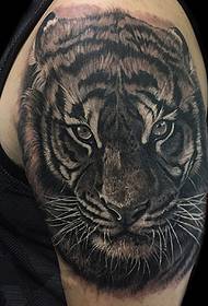 Tatuaje de cabeza de tigre realista, brazo realista