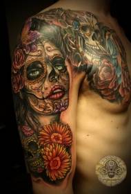 halvparten av den meksikanske hodeskallen Blomster og dødsjenta malte tatoveringsmønster