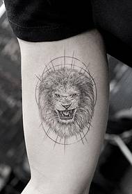 lengan besar di dalam pola tato kepala singa