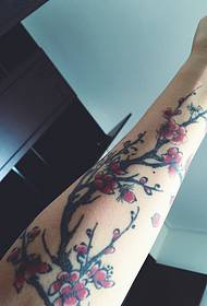 armare un bel modello di tatuaggio di prugne