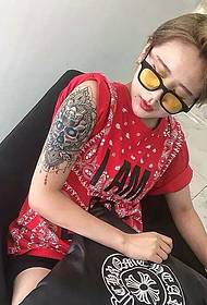 raudona mergaitė Rankos asmenybės totemo tatuiruotės paveikslėlis