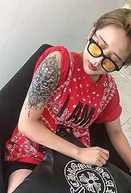 rotes Mädchen Arm Persönlichkeit Totem Tattoo Bild