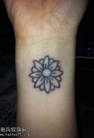 arm svart blomma totem tatuering mönster