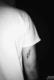 tatuaggio a forma di fulmine semplice con piccolo braccio