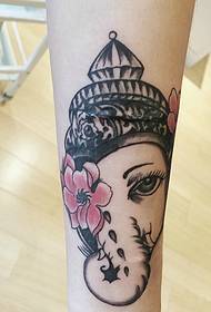 Tetovaža za tetovaže bebe slona na ruku izgleda vrlo ugodno