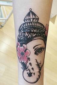 tatuaje de brazo bebé elefante tatuaje se ve muy cómodo