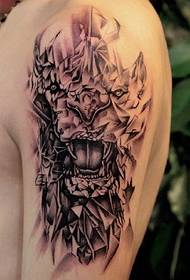 Grande e feroce modello di tatuaggio con testa di leone