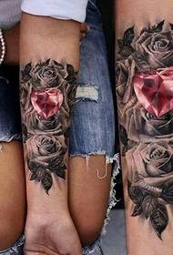 ilus roos naise käsivarrel Tattoo muster
