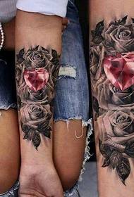 hermosa rosa en el brazo femenino Patrón de tatuaje