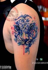 Modèle de tatouage léopard bras bleu
