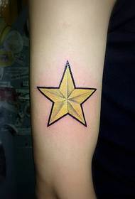 braccio tatuaggio pentagramma giallo dorato motivo a foglia piccola