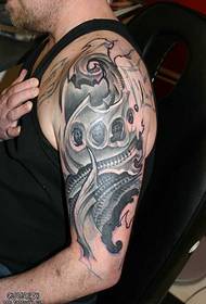 Arm maskin tatuering mönster