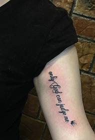 lámh taobh istigh de phatrún tattoo Béarla simplí agus flaithiúil