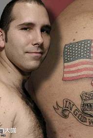 Modela Tattoo ya Flag Amerîkî ya Arm