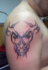 男性の右腕にあるハンサムな雄牛のトーテムのタトゥーの写真