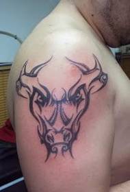 Tus txiv neej zoo nraug bull totem tattoo duab ntawm sab tes xis ntawm tus txiv neej