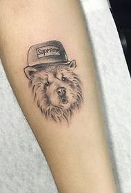 帽子とかわいい子犬の腕のタトゥーパターン