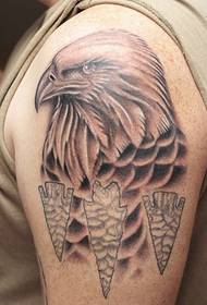 pohledný černý šedý orel tetování obrázek na levé ruce