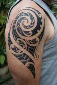 komea totem tatuointi mies käsivarteen