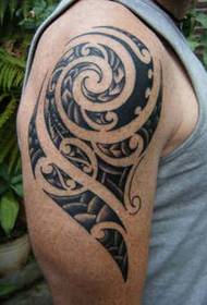 lelaki tato totem kacak di lengannya