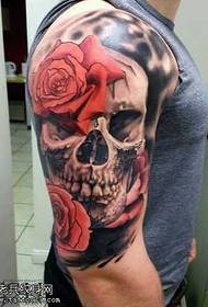 Ingalo ye-skull rose tattoo