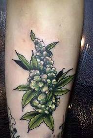 наоружајте зелени узорак тетоваже од јаворовог лишћа врло је светао