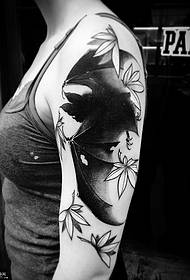 Голем лилјак за рака и тетоважа на лист од јавор