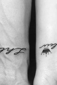 pequena coroa con pequenas palabras inglesas bra couple tattoo