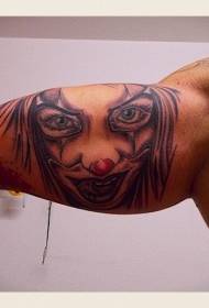 Ritratto del pagliaccio della donna sul braccio con il modello del tatuaggio