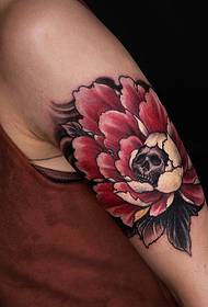 arm tatuerad av blommatatueringsmönstret