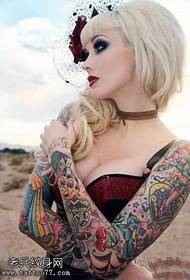 modello di tatuaggio donna carina braccio capelli bianchi