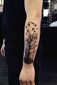ръка деликатен и привличащ вниманието модел на малки татуировки на дърво