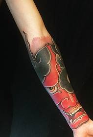Japoniško stiliaus raudonos spalvos tatuiruotės raštas po ranka
