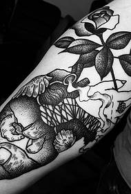 modello di tatuaggio cuore grande braccio