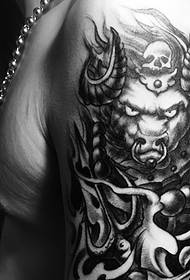 Big klasikong itim at puting baka demonyo pattern ng tattoo