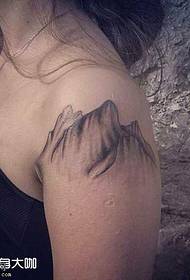рука татуировка большой горы