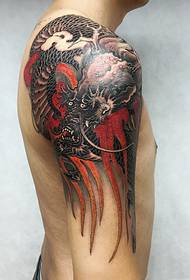 samec paže čierna dominancia červený oblak čierny drak tetovanie vzor