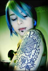 photo de tatouage totem séduction fille bras tentation