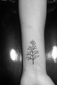 arma un patrón de tatuaje de árbol pequeño simple y exquisito