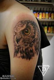 Шаблон татуювання рука сова