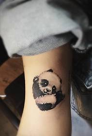 एक मोठा डोळा गोंडस लहान पांडा टॅटू नमुना